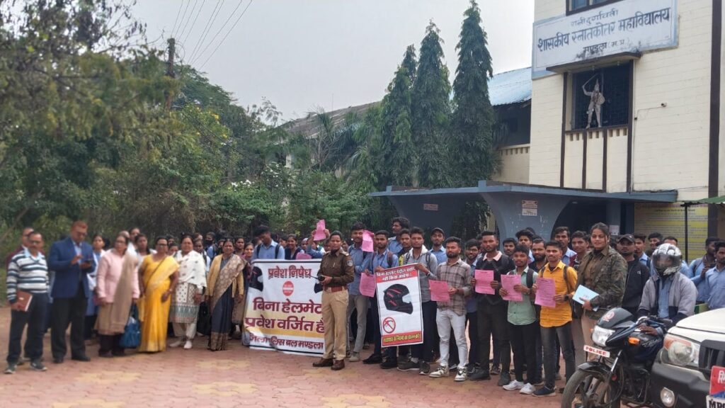 मंडला कोतवाली पुलिस ने रानी दुर्गावती महाविद्यालय में यातायात नियमों एवं सायबर अपराध के संबंध में कार्यशाला का आयोजन