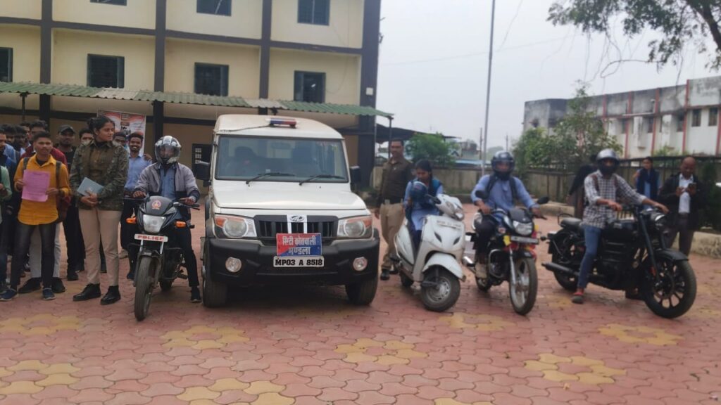 मंडला कोतवाली पुलिस ने रानी दुर्गावती महाविद्यालय में यातायात नियमों एवं सायबर अपराध के संबंध में कार्यशाला का आयोजन