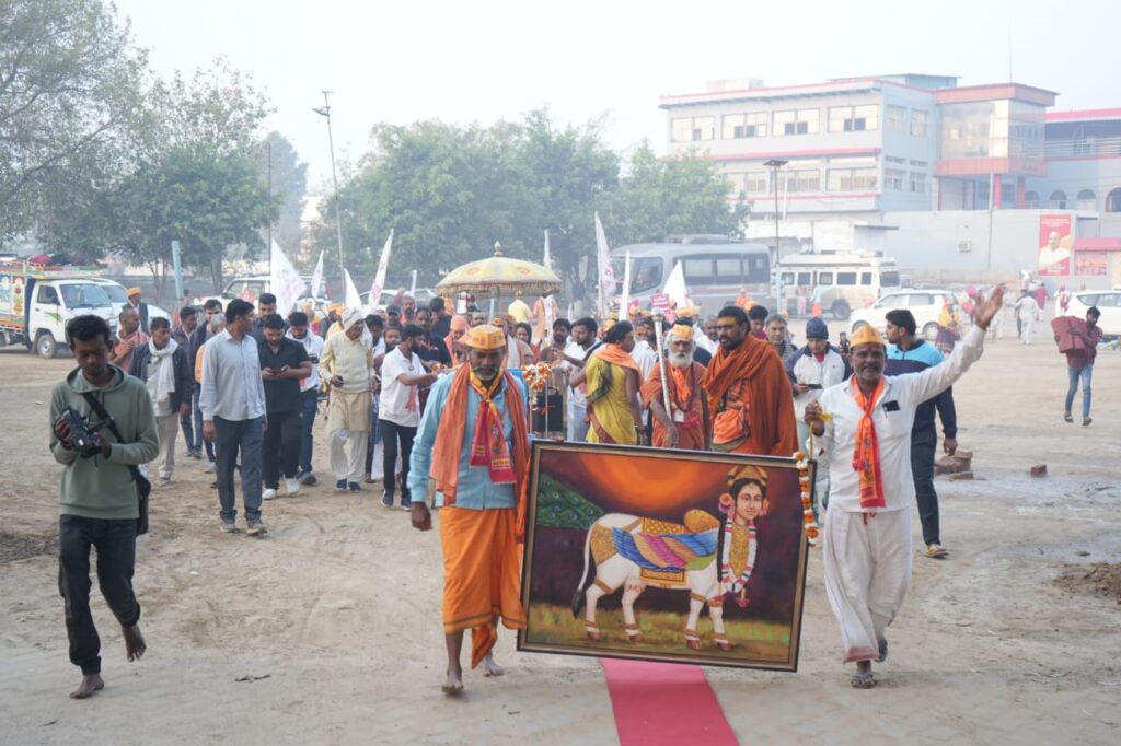 गौमाता को राष्ट्रमाता घोषित कराने व गोकशी बन्द करवाने वृंदावन से दिल्ली दिवसीय