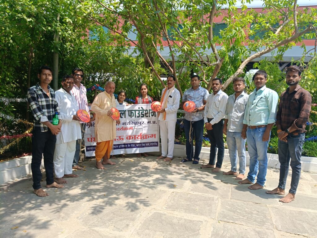 सिंहवाहिनी मंदिर में पछियों सकोरे लगते हुए गोटेगांव विधायक महेंद्र नागेश एवं नई पहल फाउंडेशन के सदस्य कार्यकर्त्ता-THE TOPLINE - NARSINGHPUR
