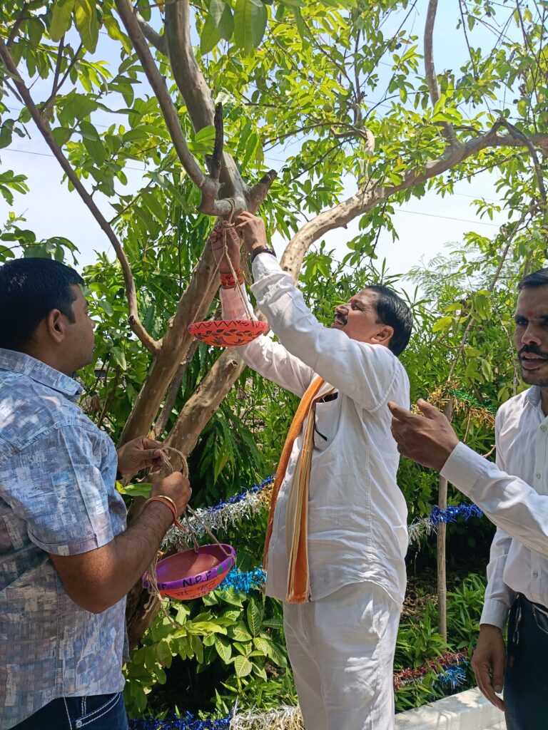पछियों को शीतल जल हेतु सकोरे लगते नई पहल फाउंडेशन के सदस्य- THE TOPLINE - NARSINGHPUR