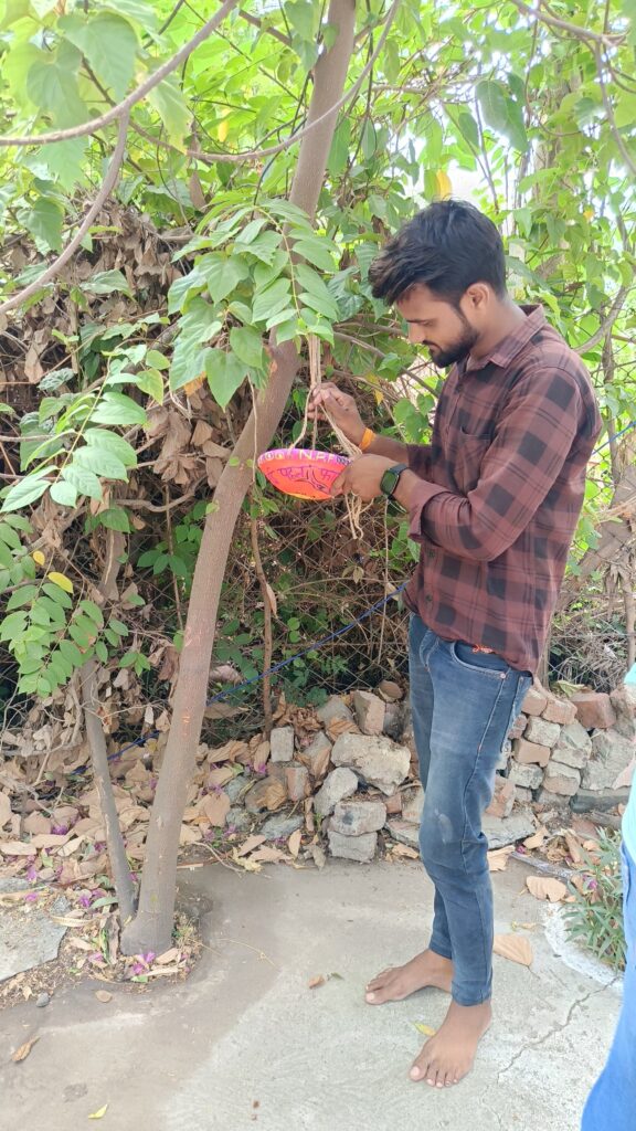 पछियों को शीतल जल हेतु सकोरे लगते नई पहल फाउंडेशन के सदस्य- THE TOPLINE - NARSINGHPUR