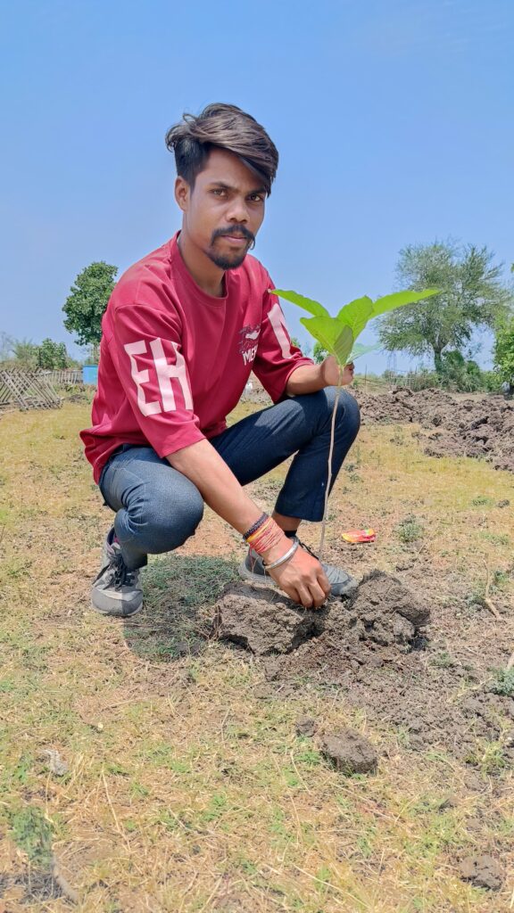 पौधारोपण करते हुए नई फाउंडेशन के सदस्य -THE TOPLINE - NARSINGHPUR