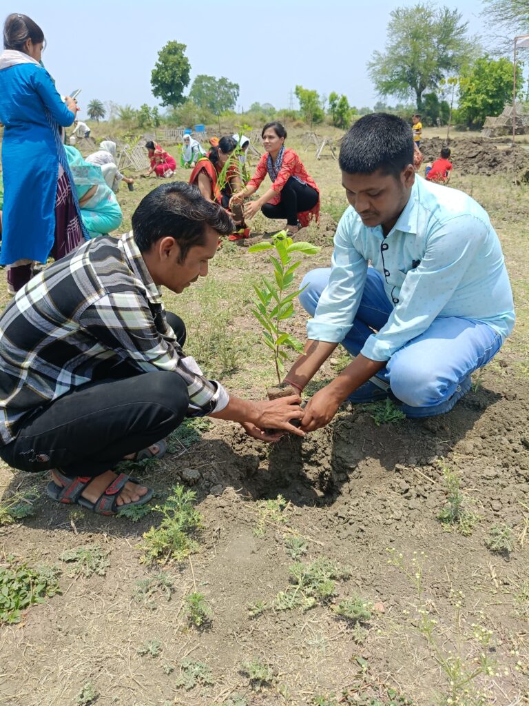 पौधारोपण करते हुए नई फाउंडेशन के सदस्य -THE TOPLINE - NARSINGHPUR