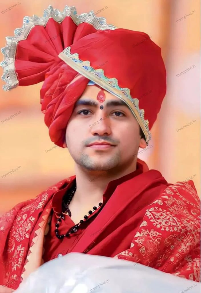THE TOPLINE/ नरसिंहपुर । विश्व विख्यात अंतर्राष्ट्रीय कथा वाचक बागेश्वर धाम के पीठाधीश्वर पंडित श्री धीरेंद्र कृष्ण शास्त्री जी महाराज के मुखारविंद से ग्राम नवल गांव में चल रही श्री हनुमंत कथा के तृतीय दिवस की कथा के पूर्व दिव्य दरबार लगाया गया दरबार में दर्जनों लोगों की अर्जी स्वीकार की गई और तत्काल उनकी समस्याओं और कष्टों का निवारण किया गया। दिव्या दरबार में अपनी अर्जी लगाने और पूर्व में जिन लोगों ने अर्जी लगाई वह सभी लाखों की संख्या में नवल गांव पहुंचे। प्रशासन द्वारा जारी आंकड़े के अनुसार साढे तीन लाख मोबाइल कथा स्थल पर बतलाए जा रहे हैं कथा में पहुंचने वालों की संख्या का अनुमान लगभग 5 लाख लगाया जा रहा है कथा व्यास श्री धीरेंद्र शास्त्री के विषय में जो लोगों की आस्था और विश्वास का मुख्य कारण उनके द्वारा प्रवाहित की जा रही कथा और उनके व्यवहार तथा उनके चमत्कार का यह कारण है कि लोग दीवानों की तरह ना दिन देख रहे ना रात की परवाह कर रहे ना भूख की चिंता ना प्यास सता रही बस 24 घंटे महाराज जी के आने की प्रतीक्षा और उनके द्वारा प्रवाहित कथा का रसपान का आनंद ले रहे धर्म प्रेमी अपने आप को धन्य समझ रहे हैं।Shri Hanumant Katha