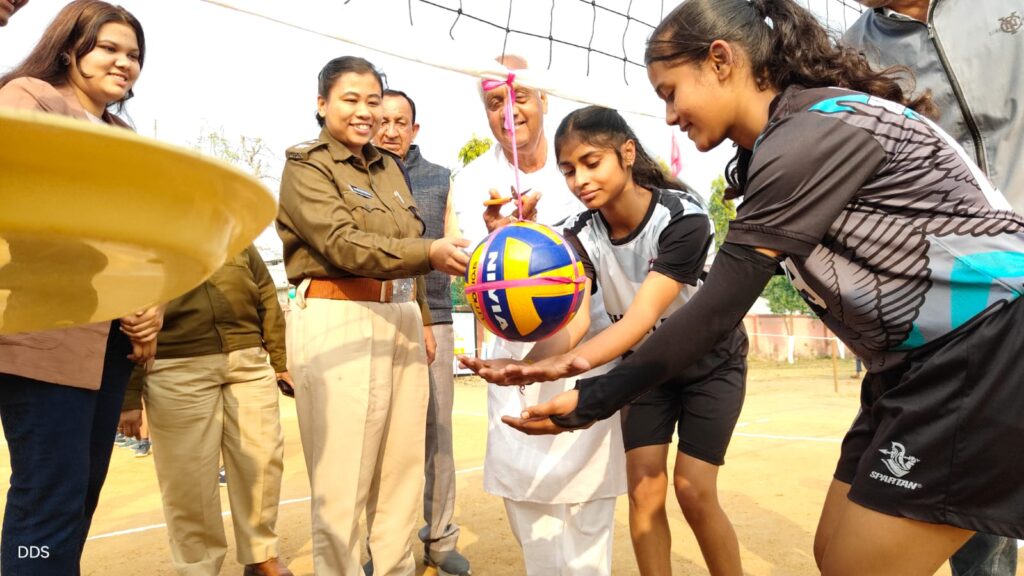 टूर्नामेंट में वॉलीबॉल, कबड्डी और चोपड़ जैसी पारंपरिक खेल प्रतियोगिताएं आयोजित की जा रही हैं।