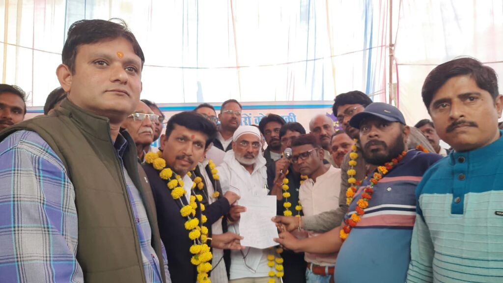 नरसिंहपुर: पत्रकारों के धरने में पहुंचे सांसद और जनप्रतिनिधि, मांगों को पूरा करने का दिया आश्वासन