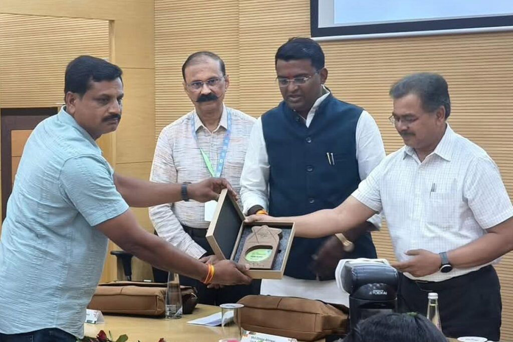 मध्यप्रदेश राज्य जैवविविधता बोर्ड द्वारा पर्यावरण संरक्षण में योगदान हेतु 2 लाख रुपये की पुरस्कार राशि प्रदान की गई