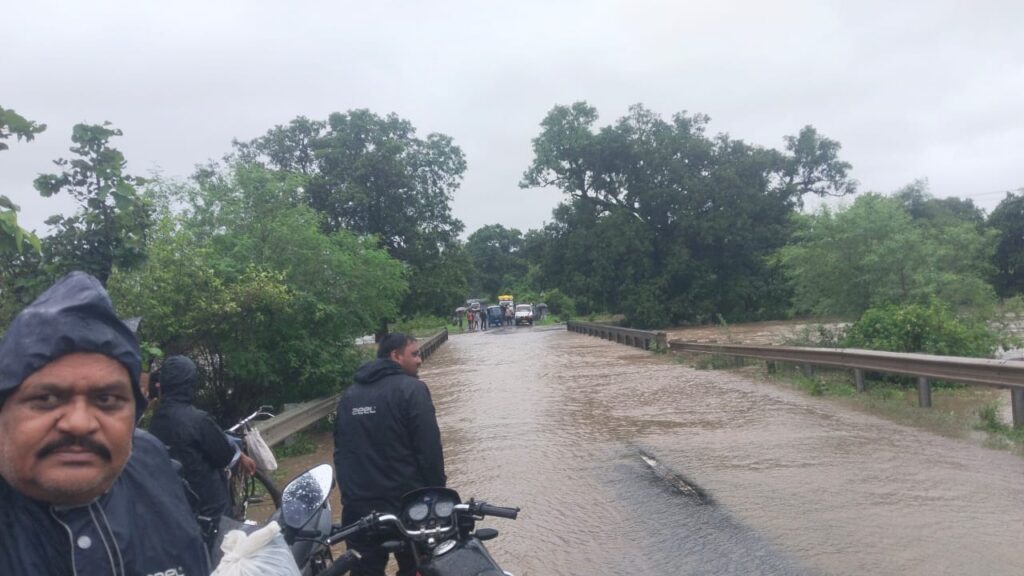 लगातार बारिश से तबाही: बांगंगा व ऊमर नदियों में उफान