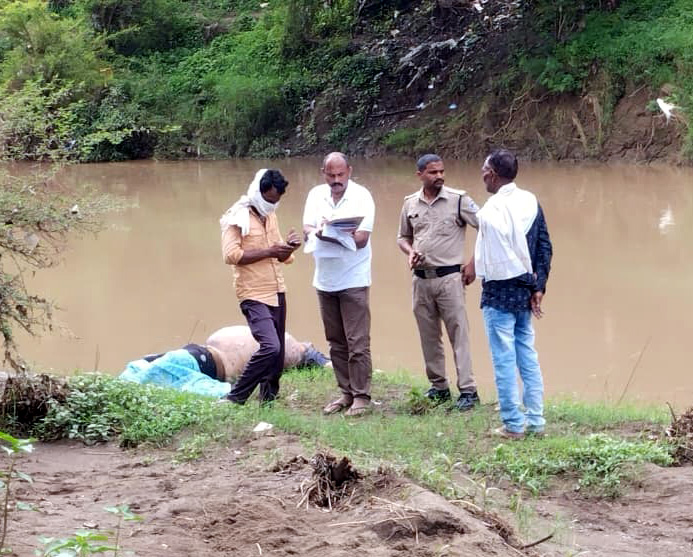 "गोटेगांव ऊमर नदी तट पर मेमो ट्रेन से गिरे युवक का शव बरामद"