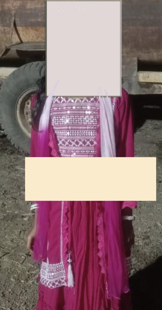 नरसिंहपुर जिले के गोटेगांव थाना क्षेत्र अंतर्गत झौतेश्वर चौकी के एक गांव में 8 वर्षीय मासूम बालिका के साथ कथित दुष्कर्म के बाद हत्या की बेहद दर्दनाक घटना सामने आई है। इस घटना ने पूरे क्षेत्र को झकझोर कर रख दिया है और ग्रामीणों में गहरा शोक एवं आक्रोश व्याप्त है। घटना की सूचना मिलते ही पुलिस अधीक्षक डॉ. ऋषिकेश मीना ने मामले को गंभीरता से लेते हुए तत्काल कार्रवाई के निर्देश दिए। मासूम बालिका और संदिग्ध की तलाश के लिए पुलिस की 5 से 6 विशेष टीमों का गठन किया गया। पुलिस अधीक्षक डॉ. ऋषिकेश मीना, अतिरिक्त पुलिस अधीक्षक एवं अन्य वरिष्ठ अधिकारियों ने स्वयं मौके पर पहुंचकर अभियान की निगरानी की। ग्रामीणों के सहयोग से गांव से लगे जंगल और आसपास के क्षेत्रों में व्यापक सर्च ऑपरेशन चलाया गया, जिसमें लगभग 40 से 50 पुलिस अधिकारी एवं कर्मचारी शामिल रहे। सघन तलाशी के दौरान पुलिस ने जंगल से लापता बालिका का शव बरामद किया। इसके बाद पुलिस ने त्वरित कार्रवाई करते हुए मुख्य आरोपी को गिरफ्तार कर लिया। आरोपी से पूछताछ जारी है और मामले में साक्ष्य संकलन सहित अन्य वैधानिक कार्रवाई की जा रही है। इस घटना के बाद पूरे क्षेत्र में शोक और आक्रोश का माहौल है। स्थानीय लोगों ने आरोपी को कड़ी से कड़ी सजा दिलाने की मांग की है। पुलिस ने भरोसा दिलाया है कि मामले की निष्पक्ष एवं त्वरित जांच कर दोषी के विरुद्ध कानून के अनुसार सख्त कार्रवाई की जाएगी। GOTEGAON