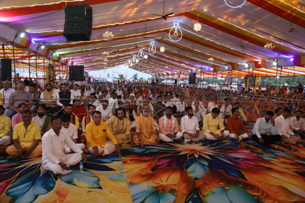 GOTEGAON। नगर में आध्यात्मिक भक्ति और धर्ममय वातावरण के बीच श्रीमद्भागवत कथा का भव्य शुभारंभ शुक्रवार, 30 अक्टूबर 2026 को हुआ। श्रीमती यशोदाबाई पटेल जी एवं स्वर्गीय मणि नागेंद्र सिंह (मोनू भैया) की स्मृति में आयोजित यह सात दिवसीय श्रीमद्भागवत कथा 30 अक्टूबर से 5 नवंबर 2026 तक आयोजित की जा रही है। कथा का आयोजन गोतेगांव में मणि नागेंद्र सिंह सैनिक स्कूल के पास किया जा रहा है। मध्यप्रदेश शासन के पंचायत एवं ग्रामीण विकास मंत्री प्रहलाद सिंह पटेल एवं पूर्व राज्य मंत्री जालम सिंह पटेल के आयोजन में आयोजित इस धार्मिक कार्यक्रम के प्रथम दिन भव्य कलश यात्रा निकाली गई। कलश यात्रा में बड़ी संख्या में मातृशक्तियों एवं श्रद्धालुओं ने उत्साहपूर्वक सहभागिता की। पारंपरिक वेशभूषा में सिर पर कलश धारण कर निकली महिलाओं की उपस्थिति से नगर का वातावरण भक्तिमय हो गया। नगर के प्रमुख मार्गों से होते हुए कलश यात्रा कथा स्थल पहुंची, जहां विधि-विधान के साथ कथा का शुभारंभ हुआ। कथा का वाचन कथा व्यास संवारे सरकार गोपीठाधीश्वर महंत श्री विपिन विहारी दास जी महाराज द्वारा किया जा रहा है। प्रथम दिवस की कथा में महाराज श्री ने श्रीमद्भागवत कथा के महत्व पर प्रकाश डालते हुए कहा कि मानव जीवन में भगवान हरि की कथा का श्रवण अत्यंत महत्वपूर्ण है। उन्होंने कहा कि जिस व्यक्ति ने अपने जीवन में हरि कथा का श्रवण नहीं किया, उसका जीवन केवल जन्म लेने और माता को प्रसव पीड़ा देने तक ही सीमित रह गया। मानव जीवन का वास्तविक महत्व तभी है, जब मनुष्य भगवान का स्मरण करे और भक्ति के मार्ग पर चले। इस अवसर पर मध्यप्रदेश शासन के मुख्यमंत्री डॉ. मोहन यादव भी कथा स्थल पहुंचे। उन्होंने कथा व्यास संवारे सरकार गोपीठाधीश्वर महंत श्री विपिन विहारी दास जी महाराज का आशीर्वाद प्राप्त किया तथा धार्मिक आयोजन में सहभागिता की। मुख्यमंत्री के आगमन पर उपस्थित श्रद्धालुओं में उत्साह देखने को मिला। सात दिनों तक चलने वाली इस श्रीमद्भागवत कथा में प्रतिदिन भगवान श्रीकृष्ण की लीलाओं, भक्ति, धर्म, आध्यात्मिक ज्ञान एवं जीवन के आदर्शों का वर्णन किया जाएगा। आयोजकों द्वारा श्रद्धालुओं से अधिक से अधिक संख्या में कथा श्रवण कर धर्मलाभ लेने की अपील की गई है। श्रीमती यशोदाबाई पटेल एवं स्वर्गीय मणि नागेंद्र सिंह (मोनू भैया) की स्मृति में आयोजित यह धार्मिक आयोजन क्षेत्र में आध्यात्मिक चेतना, भक्ति और सामाजिक समरसता का संदेश दे रहा है।