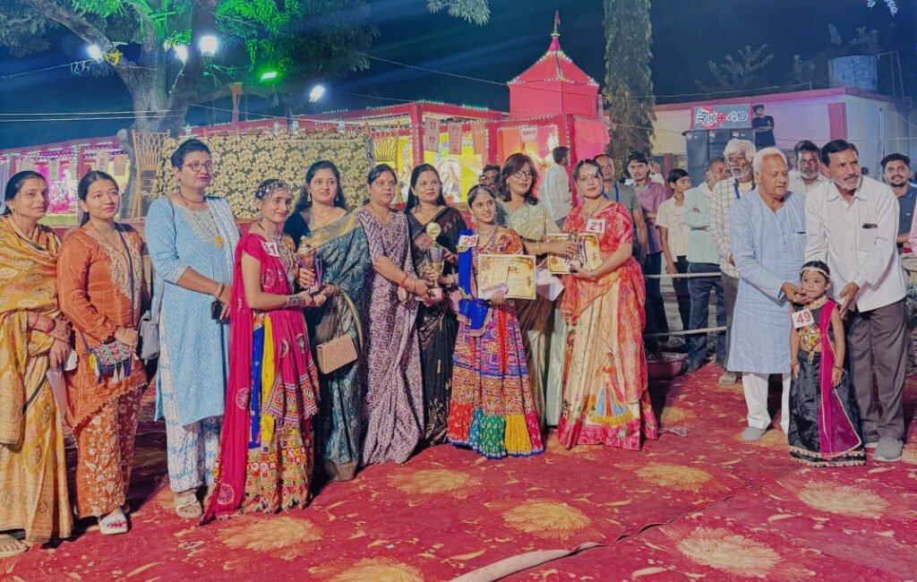 गुंदरई में भव्य गरबा-डांडिया महोत्सव का आयोजन, प्रतिभागियों ने मनमोहक प्रस्तुतियों से बांधा समां कृतिका सोनी ने जीता प्रथम पुरस्कार, महिमा सोनी द्वितीय और अंबिका नामदेव को मिला तृतीय पुरस्कार; बेस्ट ड्रेस, हेयर स्टाइल, एनर्जेटिक और बेस्ट एक्सप्रेशन श्रेणियों में भी प्रतिभागी सम्मानित गुंदरई। माता महाकाली महाशक्ति महोत्सव 2026 के अंतर्गत सार्वजनिक दुर्गा उत्सव गुंदरई द्वारा दशहरे के पावन पर्व पर 20 अक्टूबर 2026 को भव्य इनामी गरबा-डांडिया महोत्सव का आयोजन किया गया। कार्यक्रम में बड़ी संख्या में प्रतिभागियों ने उत्साहपूर्वक हिस्सा लिया। प्रतिभागियों ने अपनी आकर्षक नृत्य कला, शानदार भाव-भंगिमाओं और मनमोहक प्रस्तुतियों से हजारों की संख्या में उपस्थित दर्शकों का दिल जीत लिया। पूरे आयोजन के दौरान भक्तिमय वातावरण बना रहा और प्रतिभागियों ने अपने नृत्य के माध्यम से मां भगवती की आराधना की। मां सरस्वती की वंदना से हुआ कार्यक्रम का शुभारंभ कार्यक्रम का शुभारंभ मां सरस्वती की वंदना के साथ किया गया। इस अवसर पर आर्या लोधी ने मां सरस्वती की वंदना पर मनमोहक नृत्य प्रस्तुति देकर कार्यक्रम की शुरुआत की। इसके बाद गरबा और डांडिया की विभिन्न प्रस्तुतियों का सिलसिला शुरू हुआ। प्रतिभागियों ने अपनी प्रतिभा, ऊर्जा और अनूठी नृत्य शैली का प्रदर्शन कर दर्शकों को मंत्रमुग्ध कर दिया। कार्यक्रम में बच्चों और युवाओं सहित विभिन्न प्रतिभागियों ने बढ़-चढ़कर हिस्सा लिया। कृतिका सोनी गोटेगांव ने हासिल किया प्रथम स्थान गरबा-डांडिया प्रतियोगिता में उत्कृष्ट प्रदर्शन के आधार पर प्रतिभागियों को पुरस्कृत किया गया। प्रतियोगिता में गोटेगांव की कृतिका सोनी ने प्रथम पुरस्कार प्राप्त किया। उन्हें 11,001 रुपये की पुरस्कार राशि, शील्ड एवं प्रमाण पत्र देकर सम्मानित किया गया। वहीं, गोटेगांव की महिमा सोनी ने द्वितीय पुरस्कार प्राप्त किया। उन्हें 5,001 रुपये की पुरस्कार राशि, शील्ड एवं प्रमाण पत्र प्रदान कर सम्मानित किया गया। तृतीय पुरस्कार गोटेगांव की अंबिका नामदेव को प्रदान किया गया। उन्हें 2,100 रुपये की पुरस्कार राशि, शील्ड एवं प्रमाण पत्र देकर सम्मानित किया गया। विभिन्न श्रेणियों में भी प्रतिभाओं का हुआ सम्मान गरबा-डांडिया महोत्सव में नृत्य के साथ-साथ प्रतिभागियों की वेशभूषा, हेयर स्टाइल, ऊर्जा और भाव-भंगिमाओं को भी विशेष रूप से सराहा गया। विभिन्न श्रेणियों में उत्कृष्ट प्रदर्शन करने वाले प्रतिभागियों को पुरस्कार देकर सम्मानित किया गया। - बेस्ट ड्रेस: गोटेगांव की रजनी अग्रवाल को 1,100 रुपये एवं प्रमाण पत्र प्रदान किया गया। - बेस्ट हेयर स्टाइल: काव्या लोधी को 1,100 रुपये की पुरस्कार राशि एवं प्रमाण पत्र देकर सम्मानित किया गया। - बेस्ट एनर्जेटिक अवार्ड: गुंदरई की पूजा लोधी को 1,100 रुपये एवं प्रमाण पत्र प्रदान किया गया। - बेस्ट एक्सप्रेशन अवार्ड: देविका रेकवार मेख को 1,100 रुपये की पुरस्कार राशि एवं प्रमाण पत्र देकर सम्मानित किया गया। इसके अतिरिक्त हर्षिता कुशवाहा, बिछुआ; रजनी लोधी, मुहास; अंशिका मेहरा, पथरोड़ा; मानसी रजक, गुंदरई; तथा माही पटेल, गुंदरई सहित अन्य प्रतिभागियों को भी विभिन्न पुरस्कारों से सम्मानित किया गया। निर्णायक मंडल की भूमिका रही महत्वपूर्ण गरबा-डांडिया महोत्सव में प्रतिभागियों के प्रदर्शन का मूल्यांकन करने के लिए नरसिंहपुर से पधारे निर्णायक मंडल ने महत्वपूर्ण भूमिका निभाई। निर्णायक के रूप में एडवोकेट जया शर्मा, उपासना धाकड़, अनुपमा लूनावत एवं अर्चना नामदेव ने अपनी जिम्मेदारी निभाई। निर्णायकों ने प्रतिभागियों की नृत्य कला, भाव-भंगिमाओं, वेशभूषा, ऊर्जा एवं प्रस्तुतियों के आधार पर उनका मूल्यांकन किया। प्रतियोगिता के दौरान निर्णायक मंडल की भूमिका से प्रतिभागियों की प्रतिभा को उचित मंच मिला। आयोजन समिति ने निर्णायक मंडल के प्रति आभार व्यक्त किया। दीपक राजक एवं शिवम तिवारी ने किया मंच संचालन कार्यक्रम का सफल मंच संचालन दीपक राजक एवं शिवम तिवारी द्वारा किया गया। दोनों ने अपने प्रभावशाली संचालन से कार्यक्रम को रोचक बनाए रखा तथा प्रतिभागियों का उत्साहवर्धन किया। महोत्सव में हजारों की संख्या में दर्शक उपस्थित रहे। ग्राम के वरिष्ठजनों एवं गणमान्य नागरिकों ने प्रतिभागियों की प्रस्तुतियों की सराहना करते हुए आयोजन की प्रशंसा की। पूरे कार्यक्रम में उत्साह, उमंग और भक्ति का अनूठा संगम देखने को मिला। धार्मिक संस्कृति और स्थानीय प्रतिभाओं को मिला मंच माता महाकाली महाशक्ति महोत्सव के अंतर्गत आयोजित इस गरबा-डांडिया प्रतियोगिता ने धार्मिक आस्था के साथ-साथ स्थानीय प्रतिभाओं को अपनी कला प्रदर्शित करने का अवसर प्रदान किया। प्रतिभागियों के उत्साह और दर्शकों की भारी उपस्थिति ने आयोजन को यादगार बना दिया। कार्यक्रम के माध्यम से मां भगवती की आराधना, भारतीय सांस्कृतिक परंपराओं और सामूहिक सहभागिता का सुंदर संदेश दिया गया। आयोजन ने ग्राम में उत्सव का माहौल बनाते हुए उपस्थित लोगों के मन में विशेष छाप छोड़ी।
