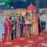 गुंदरई में भव्य गरबा-डांडिया महोत्सव का आयोजन, प्रतिभागियों ने मनमोहक प्रस्तुतियों से बांधा समां कृतिका सोनी ने जीता प्रथम पुरस्कार, महिमा सोनी द्वितीय और अंबिका नामदेव को मिला तृतीय पुरस्कार; बेस्ट ड्रेस, हेयर स्टाइल, एनर्जेटिक और बेस्ट एक्सप्रेशन श्रेणियों में भी प्रतिभागी सम्मानित गुंदरई। माता महाकाली महाशक्ति महोत्सव 2026 के अंतर्गत सार्वजनिक दुर्गा उत्सव गुंदरई द्वारा दशहरे के पावन पर्व पर 20 अक्टूबर 2026 को भव्य इनामी गरबा-डांडिया महोत्सव का आयोजन किया गया। कार्यक्रम में बड़ी संख्या में प्रतिभागियों ने उत्साहपूर्वक हिस्सा लिया। प्रतिभागियों ने अपनी आकर्षक नृत्य कला, शानदार भाव-भंगिमाओं और मनमोहक प्रस्तुतियों से हजारों की संख्या में उपस्थित दर्शकों का दिल जीत लिया। पूरे आयोजन के दौरान भक्तिमय वातावरण बना रहा और प्रतिभागियों ने अपने नृत्य के माध्यम से मां भगवती की आराधना की। मां सरस्वती की वंदना से हुआ कार्यक्रम का शुभारंभ कार्यक्रम का शुभारंभ मां सरस्वती की वंदना के साथ किया गया। इस अवसर पर आर्या लोधी ने मां सरस्वती की वंदना पर मनमोहक नृत्य प्रस्तुति देकर कार्यक्रम की शुरुआत की। इसके बाद गरबा और डांडिया की विभिन्न प्रस्तुतियों का सिलसिला शुरू हुआ। प्रतिभागियों ने अपनी प्रतिभा, ऊर्जा और अनूठी नृत्य शैली का प्रदर्शन कर दर्शकों को मंत्रमुग्ध कर दिया। कार्यक्रम में बच्चों और युवाओं सहित विभिन्न प्रतिभागियों ने बढ़-चढ़कर हिस्सा लिया। कृतिका सोनी गोटेगांव ने हासिल किया प्रथम स्थान गरबा-डांडिया प्रतियोगिता में उत्कृष्ट प्रदर्शन के आधार पर प्रतिभागियों को पुरस्कृत किया गया। प्रतियोगिता में गोटेगांव की कृतिका सोनी ने प्रथम पुरस्कार प्राप्त किया। उन्हें 11,001 रुपये की पुरस्कार राशि, शील्ड एवं प्रमाण पत्र देकर सम्मानित किया गया। वहीं, गोटेगांव की महिमा सोनी ने द्वितीय पुरस्कार प्राप्त किया। उन्हें 5,001 रुपये की पुरस्कार राशि, शील्ड एवं प्रमाण पत्र प्रदान कर सम्मानित किया गया। तृतीय पुरस्कार गोटेगांव की अंबिका नामदेव को प्रदान किया गया। उन्हें 2,100 रुपये की पुरस्कार राशि, शील्ड एवं प्रमाण पत्र देकर सम्मानित किया गया। विभिन्न श्रेणियों में भी प्रतिभाओं का हुआ सम्मान गरबा-डांडिया महोत्सव में नृत्य के साथ-साथ प्रतिभागियों की वेशभूषा, हेयर स्टाइल, ऊर्जा और भाव-भंगिमाओं को भी विशेष रूप से सराहा गया। विभिन्न श्रेणियों में उत्कृष्ट प्रदर्शन करने वाले प्रतिभागियों को पुरस्कार देकर सम्मानित किया गया। - बेस्ट ड्रेस: गोटेगांव की रजनी अग्रवाल को 1,100 रुपये एवं प्रमाण पत्र प्रदान किया गया। - बेस्ट हेयर स्टाइल: काव्या लोधी को 1,100 रुपये की पुरस्कार राशि एवं प्रमाण पत्र देकर सम्मानित किया गया। - बेस्ट एनर्जेटिक अवार्ड: गुंदरई की पूजा लोधी को 1,100 रुपये एवं प्रमाण पत्र प्रदान किया गया। - बेस्ट एक्सप्रेशन अवार्ड: देविका रेकवार मेख को 1,100 रुपये की पुरस्कार राशि एवं प्रमाण पत्र देकर सम्मानित किया गया। इसके अतिरिक्त हर्षिता कुशवाहा, बिछुआ; रजनी लोधी, मुहास; अंशिका मेहरा, पथरोड़ा; मानसी रजक, गुंदरई; तथा माही पटेल, गुंदरई सहित अन्य प्रतिभागियों को भी विभिन्न पुरस्कारों से सम्मानित किया गया। निर्णायक मंडल की भूमिका रही महत्वपूर्ण गरबा-डांडिया महोत्सव में प्रतिभागियों के प्रदर्शन का मूल्यांकन करने के लिए नरसिंहपुर से पधारे निर्णायक मंडल ने महत्वपूर्ण भूमिका निभाई। निर्णायक के रूप में एडवोकेट जया शर्मा, उपासना धाकड़, अनुपमा लूनावत एवं अर्चना नामदेव ने अपनी जिम्मेदारी निभाई। निर्णायकों ने प्रतिभागियों की नृत्य कला, भाव-भंगिमाओं, वेशभूषा, ऊर्जा एवं प्रस्तुतियों के आधार पर उनका मूल्यांकन किया। प्रतियोगिता के दौरान निर्णायक मंडल की भूमिका से प्रतिभागियों की प्रतिभा को उचित मंच मिला। आयोजन समिति ने निर्णायक मंडल के प्रति आभार व्यक्त किया। दीपक राजक एवं शिवम तिवारी ने किया मंच संचालन कार्यक्रम का सफल मंच संचालन दीपक राजक एवं शिवम तिवारी द्वारा किया गया। दोनों ने अपने प्रभावशाली संचालन से कार्यक्रम को रोचक बनाए रखा तथा प्रतिभागियों का उत्साहवर्धन किया। महोत्सव में हजारों की संख्या में दर्शक उपस्थित रहे। ग्राम के वरिष्ठजनों एवं गणमान्य नागरिकों ने प्रतिभागियों की प्रस्तुतियों की सराहना करते हुए आयोजन की प्रशंसा की। पूरे कार्यक्रम में उत्साह, उमंग और भक्ति का अनूठा संगम देखने को मिला। धार्मिक संस्कृति और स्थानीय प्रतिभाओं को मिला मंच माता महाकाली महाशक्ति महोत्सव के अंतर्गत आयोजित इस गरबा-डांडिया प्रतियोगिता ने धार्मिक आस्था के साथ-साथ स्थानीय प्रतिभाओं को अपनी कला प्रदर्शित करने का अवसर प्रदान किया। प्रतिभागियों के उत्साह और दर्शकों की भारी उपस्थिति ने आयोजन को यादगार बना दिया। कार्यक्रम के माध्यम से मां भगवती की आराधना, भारतीय सांस्कृतिक परंपराओं और सामूहिक सहभागिता का सुंदर संदेश दिया गया। आयोजन ने ग्राम में उत्सव का माहौल बनाते हुए उपस्थित लोगों के मन में विशेष छाप छोड़ी।